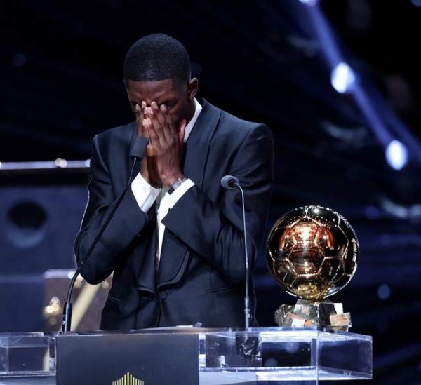 博远配资 从巴萨罪人到金球巨星！28岁登贝莱哭了：6年磨炼感恩梅西